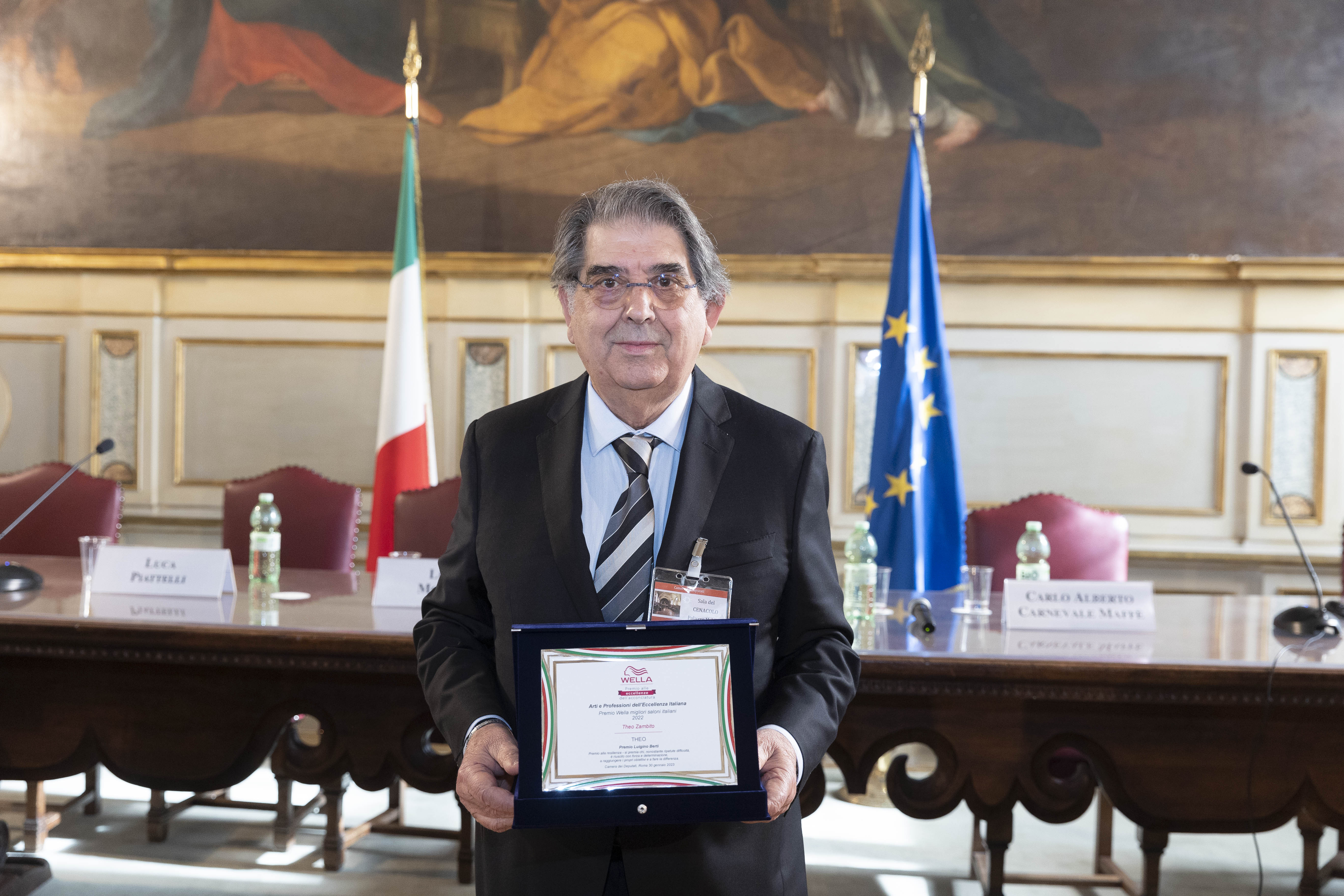 Theo Zambito premiato a Montecitorio durante la cerimonia “Arti e professioni dell’eccellenza italiana – Premio Wella ai migliori saloni italiani”